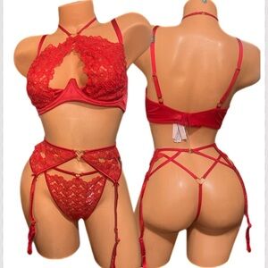Victorias Secret Dream Angels Sweetheart Lace Halter bra , V string & Garter Set
